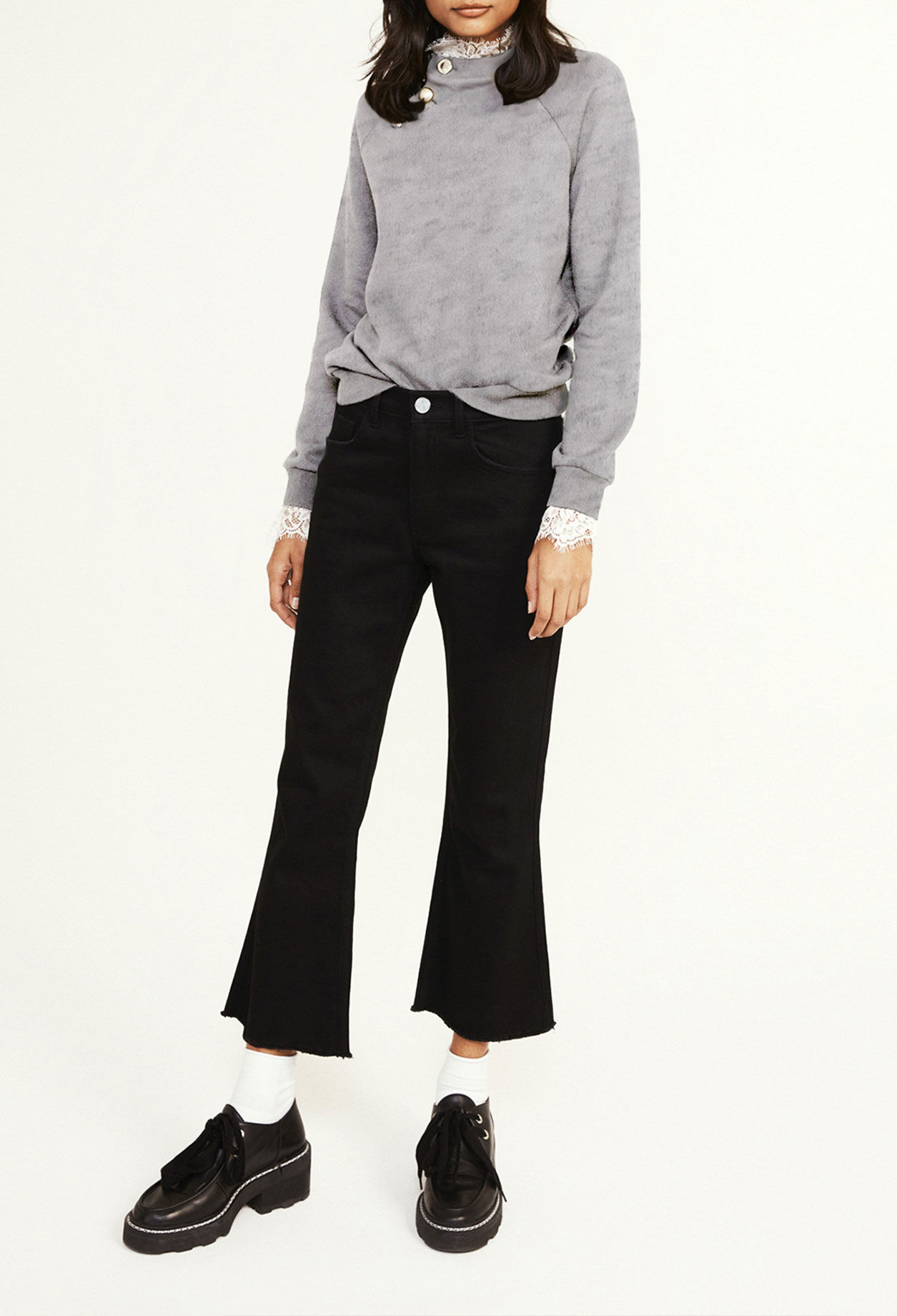 Sudadera gris de cuello victoriano