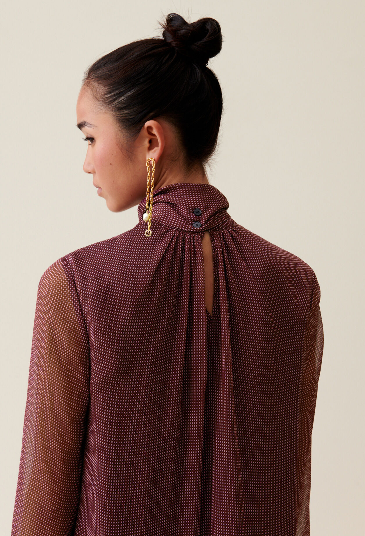 Vestido fluido con cuello lazo