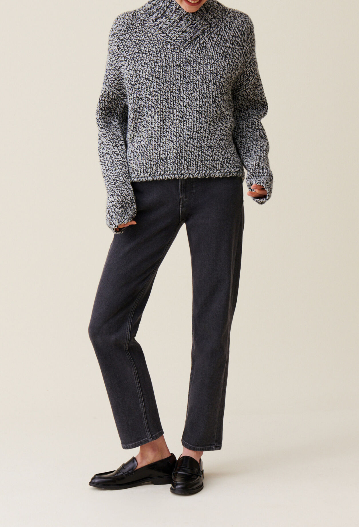 Jersey grueso con cuello en V gris