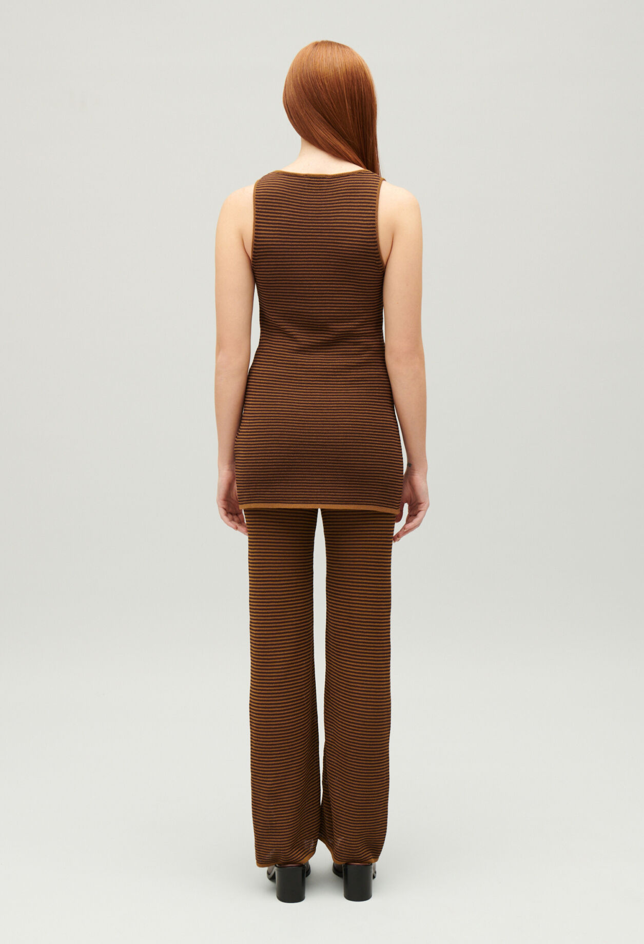 Camiseta de tirantes con rayas en marr&oacute;n