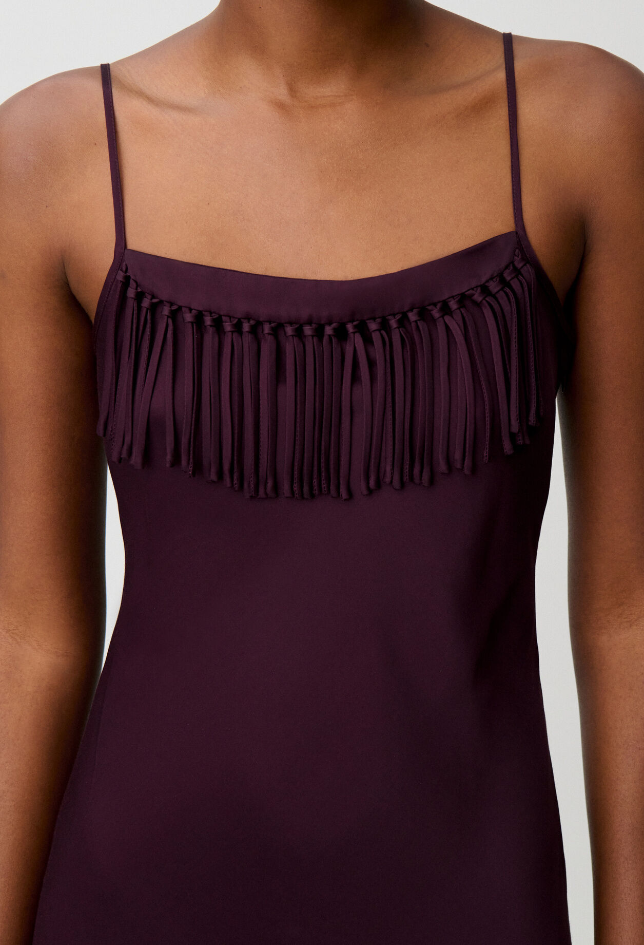 Vestido fluido satinado con flecos
