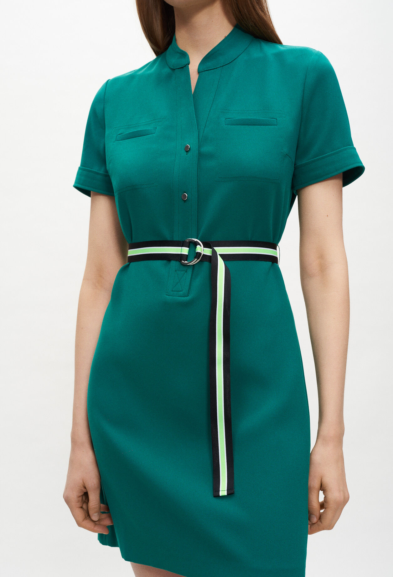 Vestido corto con cinturón