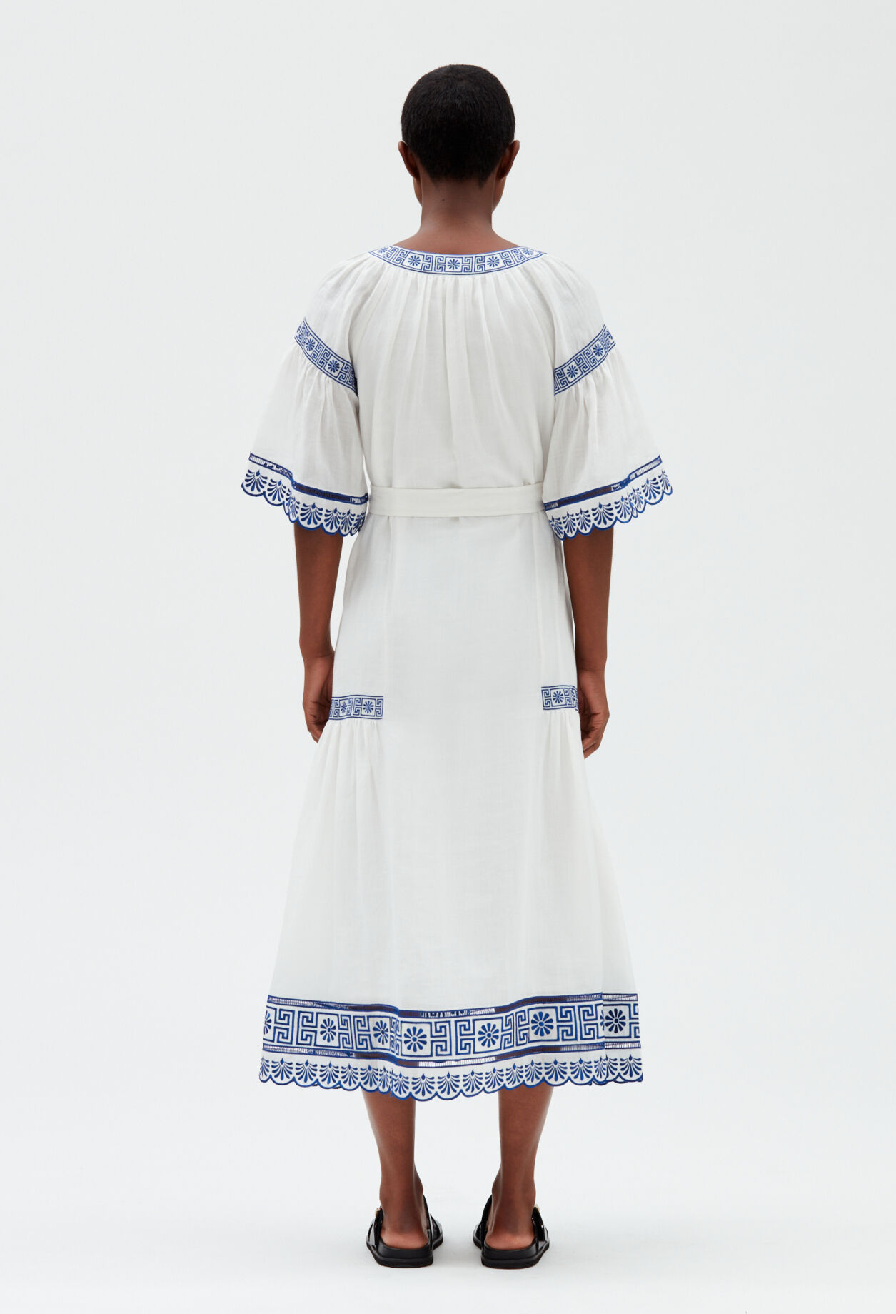 Vestido semilargo bordado crudo