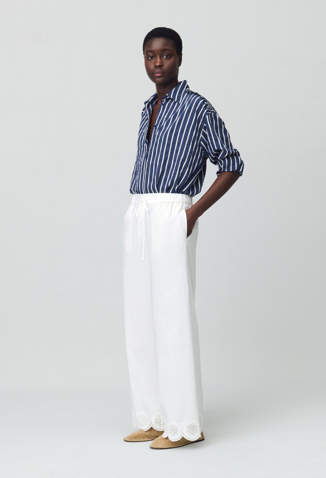 Pantalón amplio ligero bordado