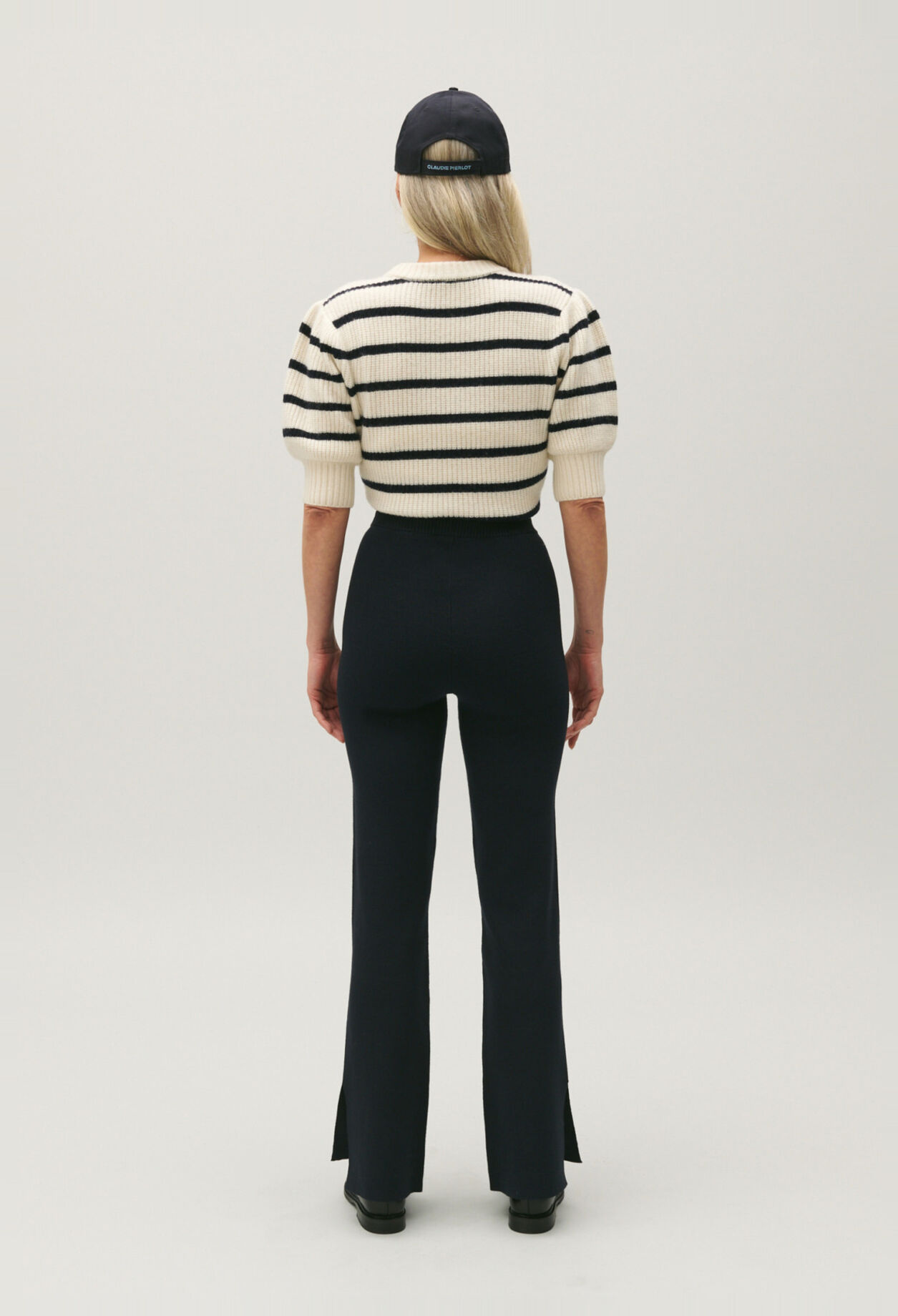 Pantalón recto y aperturas en tobillos
