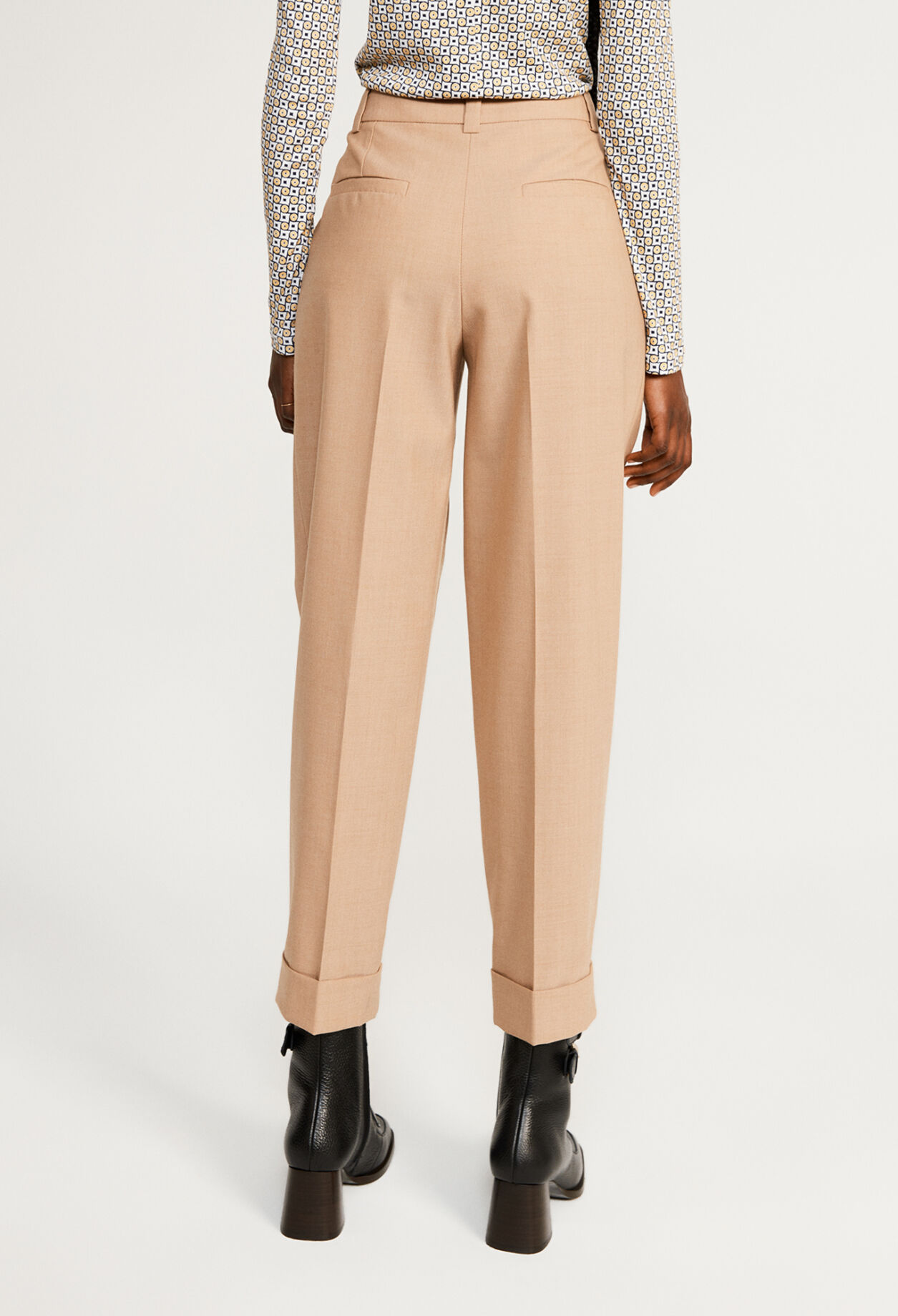 Pantalón con solapa de lana trazable