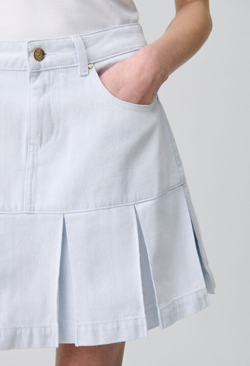 Falda corta de denim con pliegues