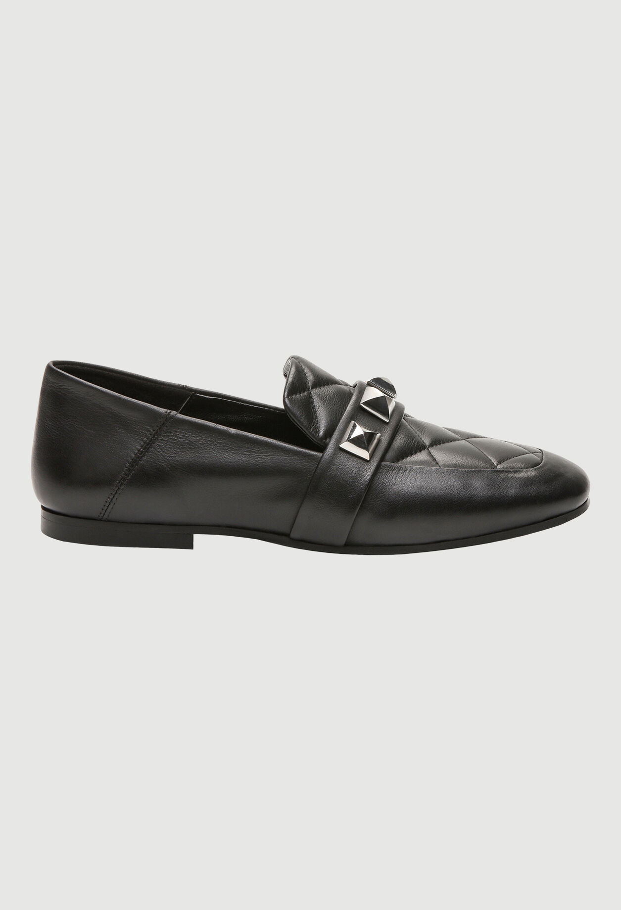 Mocasines con tachuelas