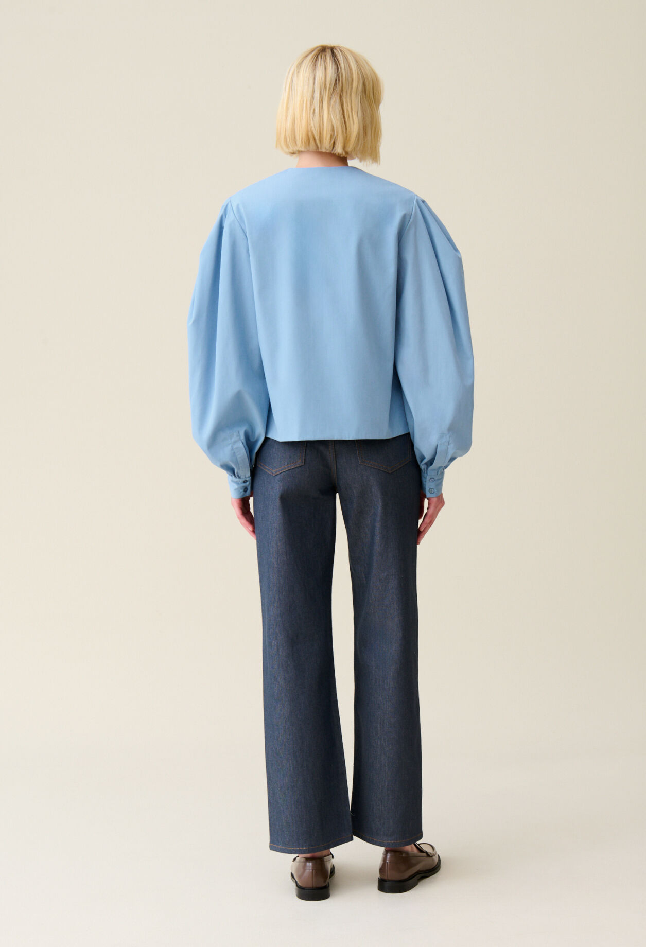 Blusa con cuello en V anudado