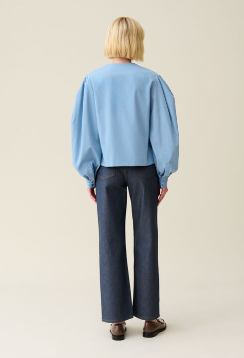 Blusa con cuello en V anudado
