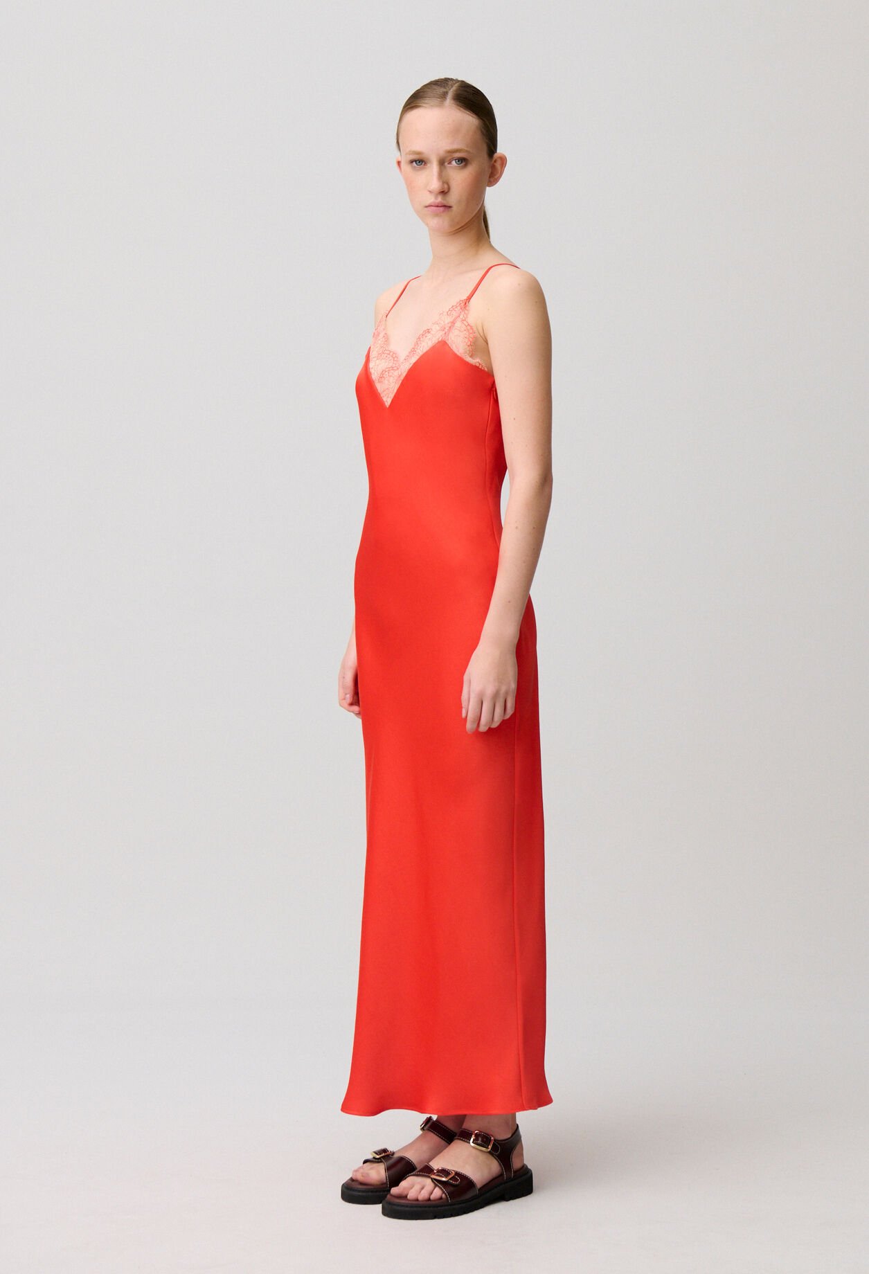 Vestido fluido de sat&eacute;n y encaje