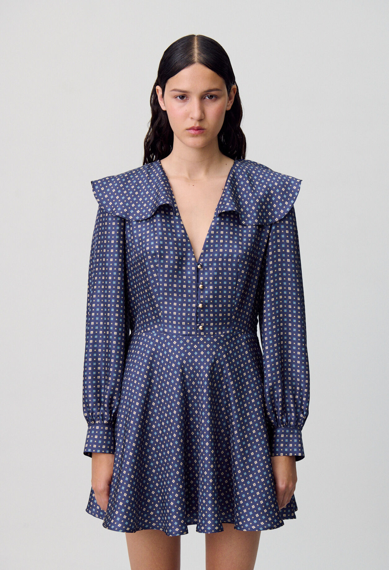 Vestido corto de seda estampada