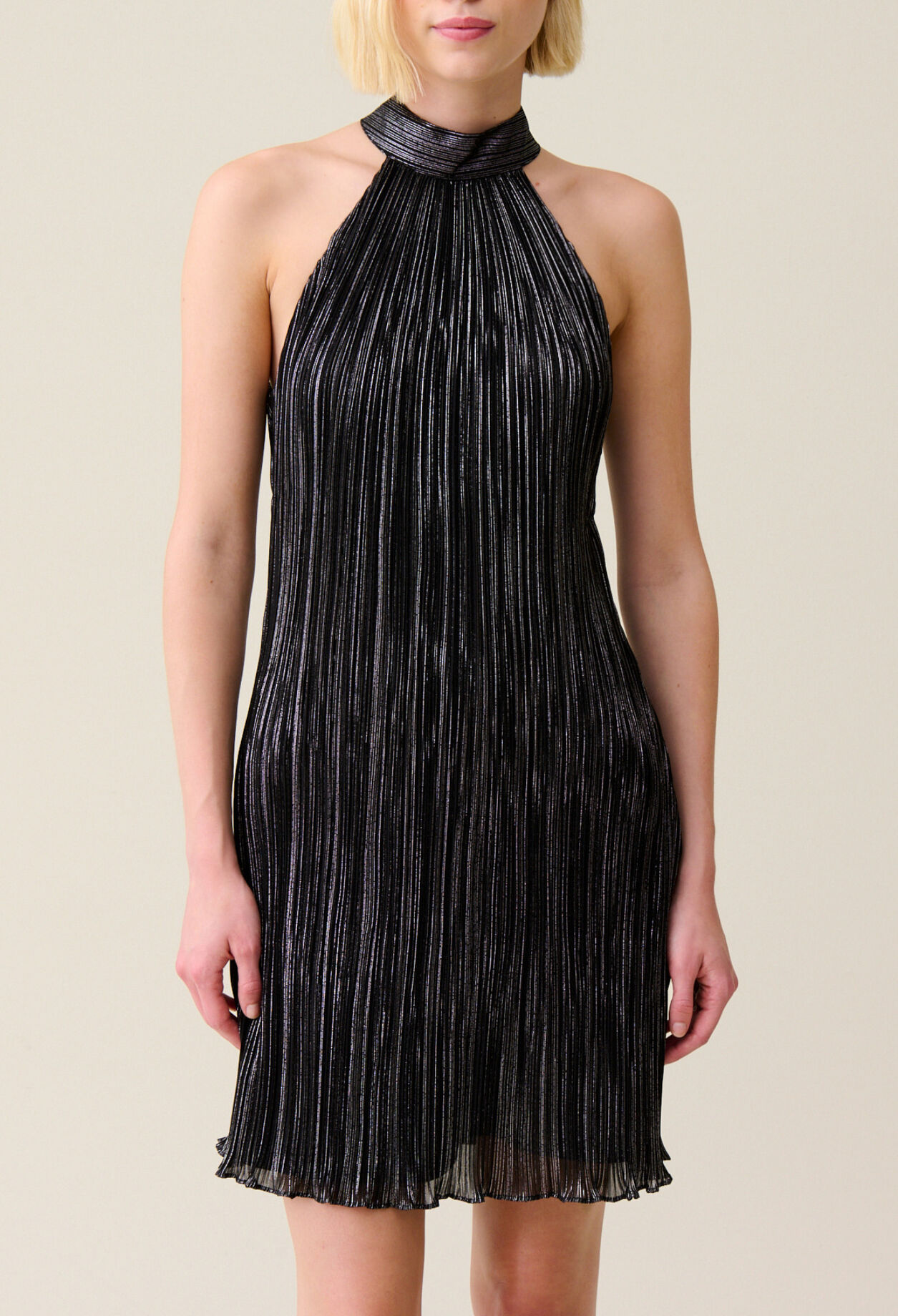 Vestido corto plisado plateado