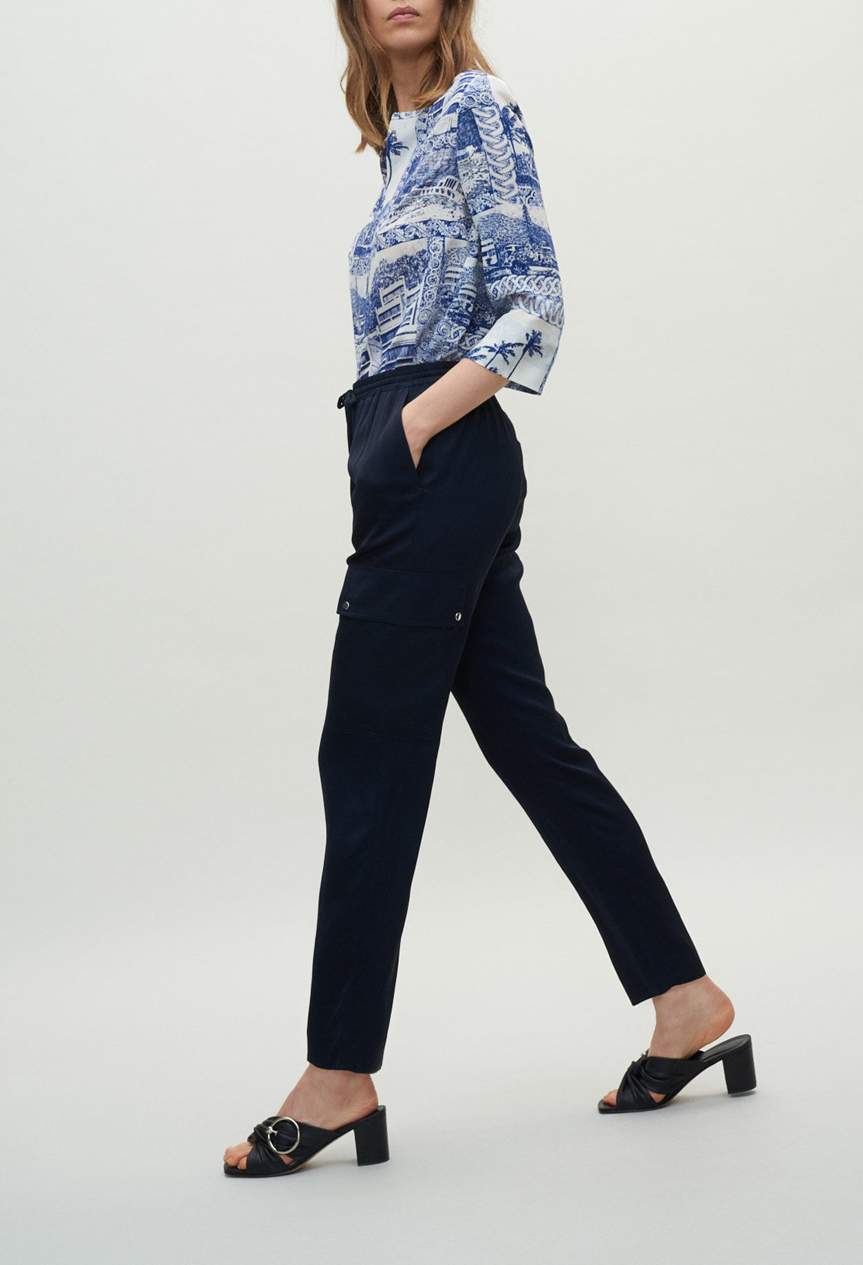 Pantalón fluido con bolsillos