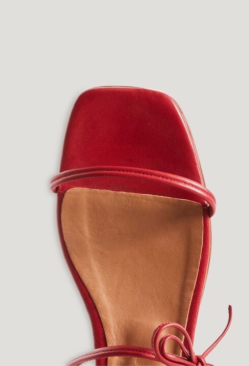 Sandalias planas con tiras