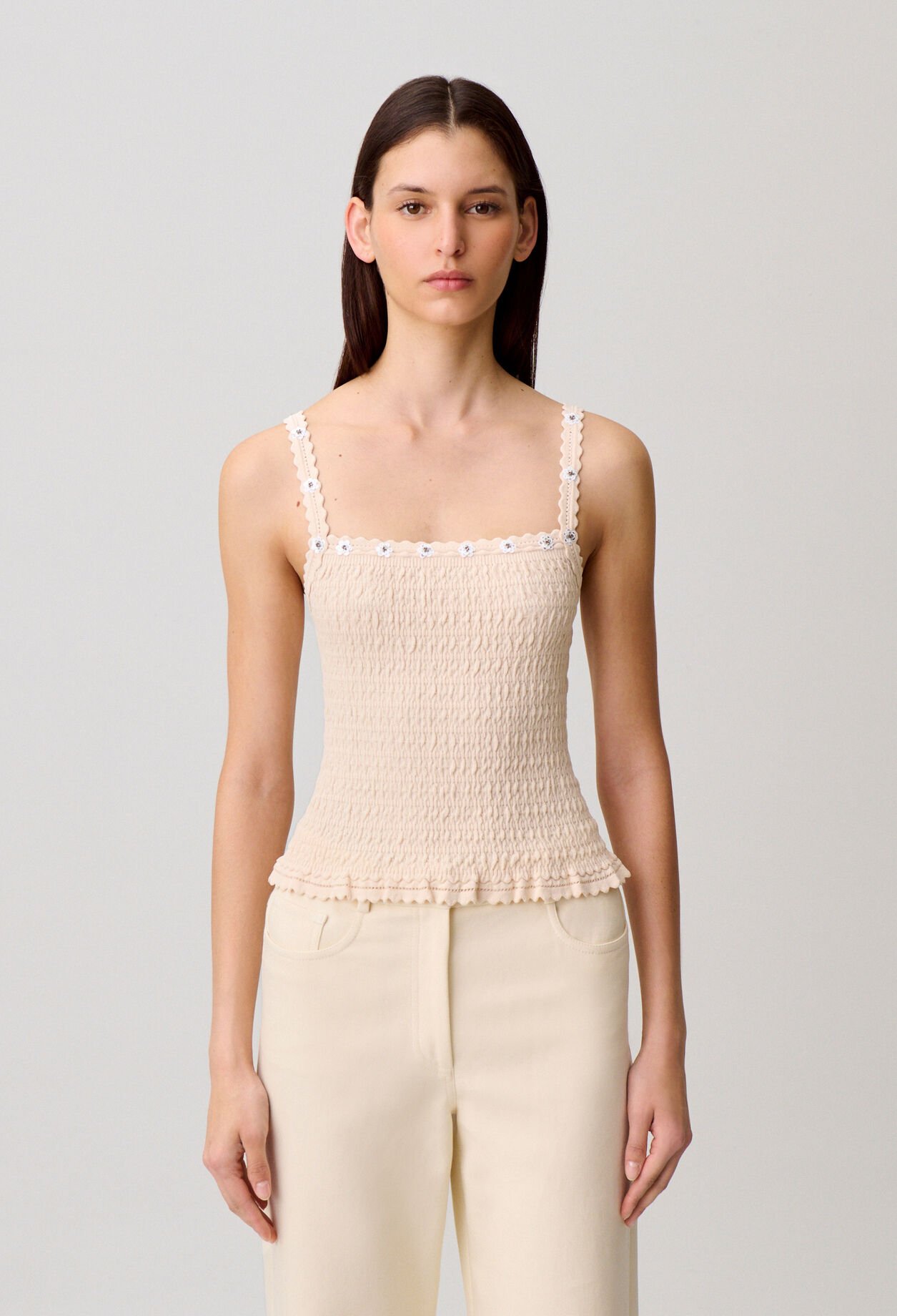 Top con bordados de flores