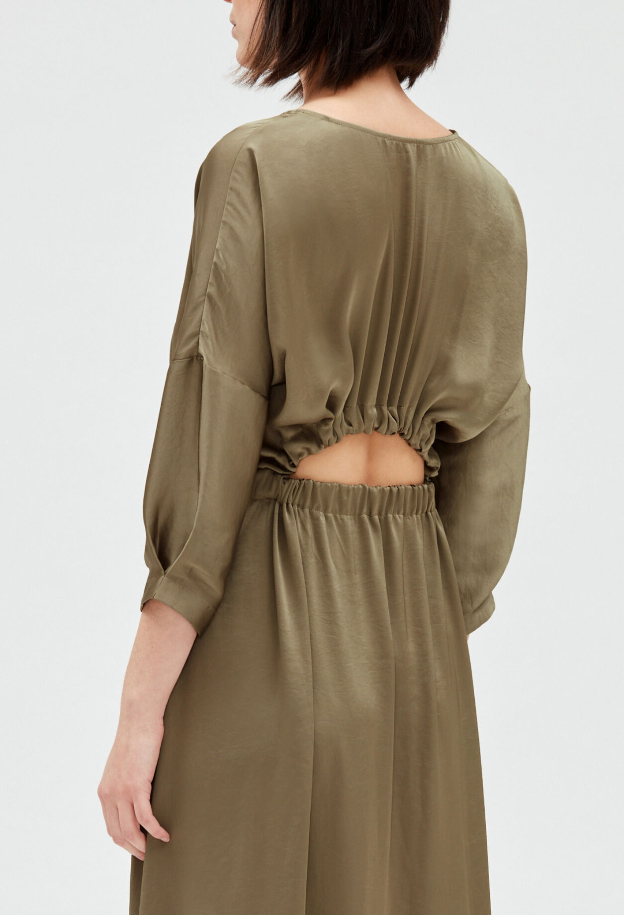 Vestido midi de raso caqui