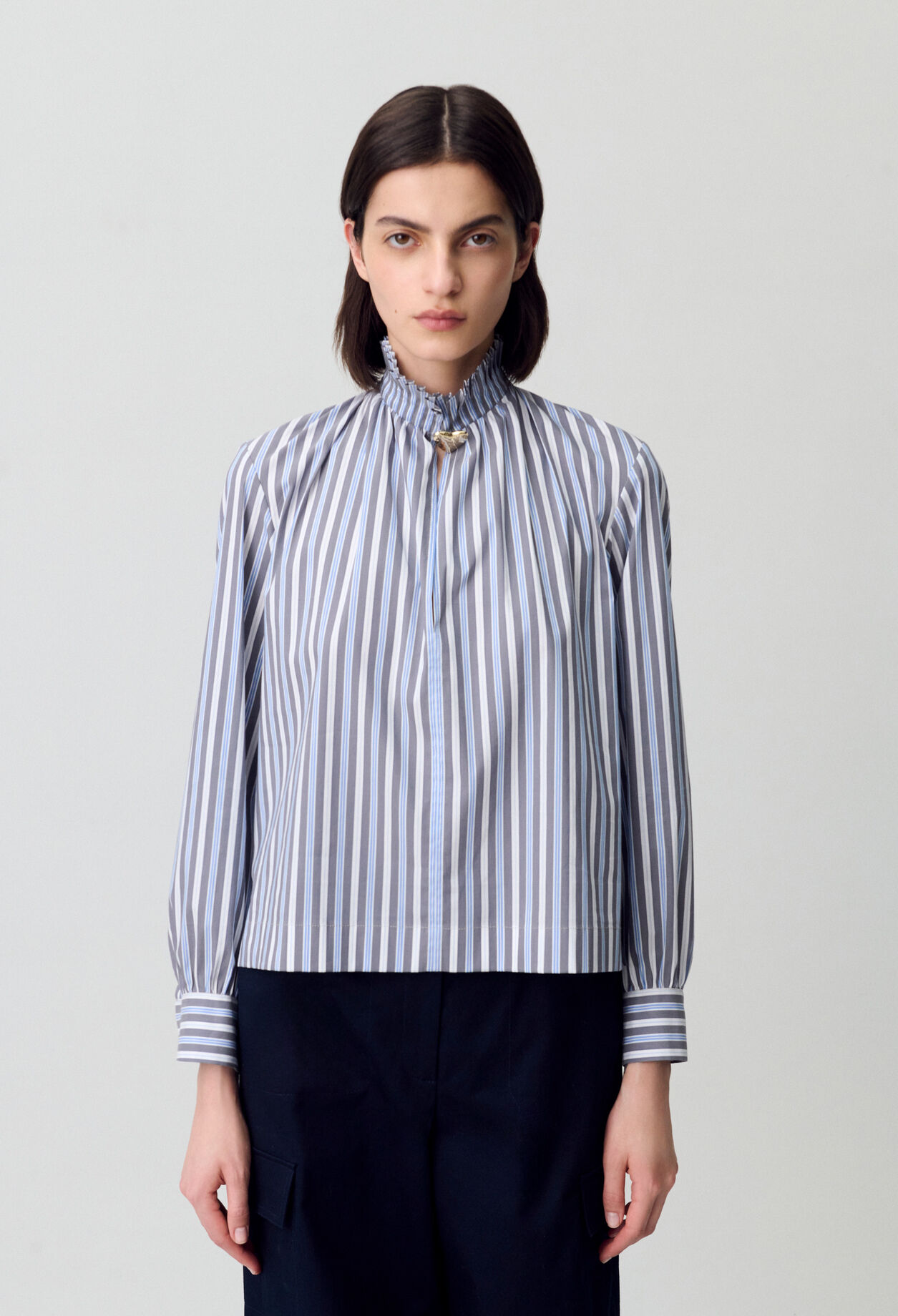 Blusa de rayas cuello victoriano