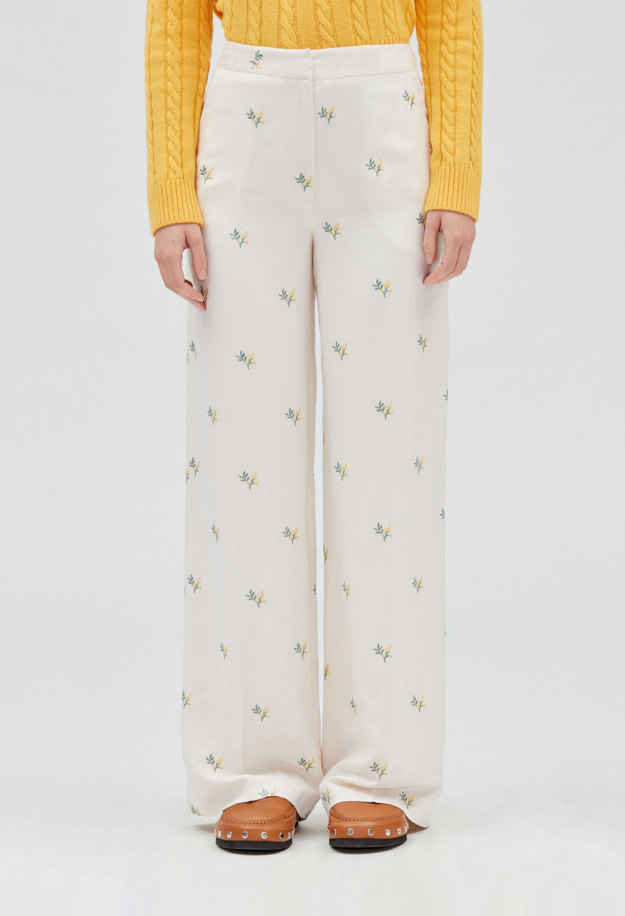 Pantalón con bordado mimosa