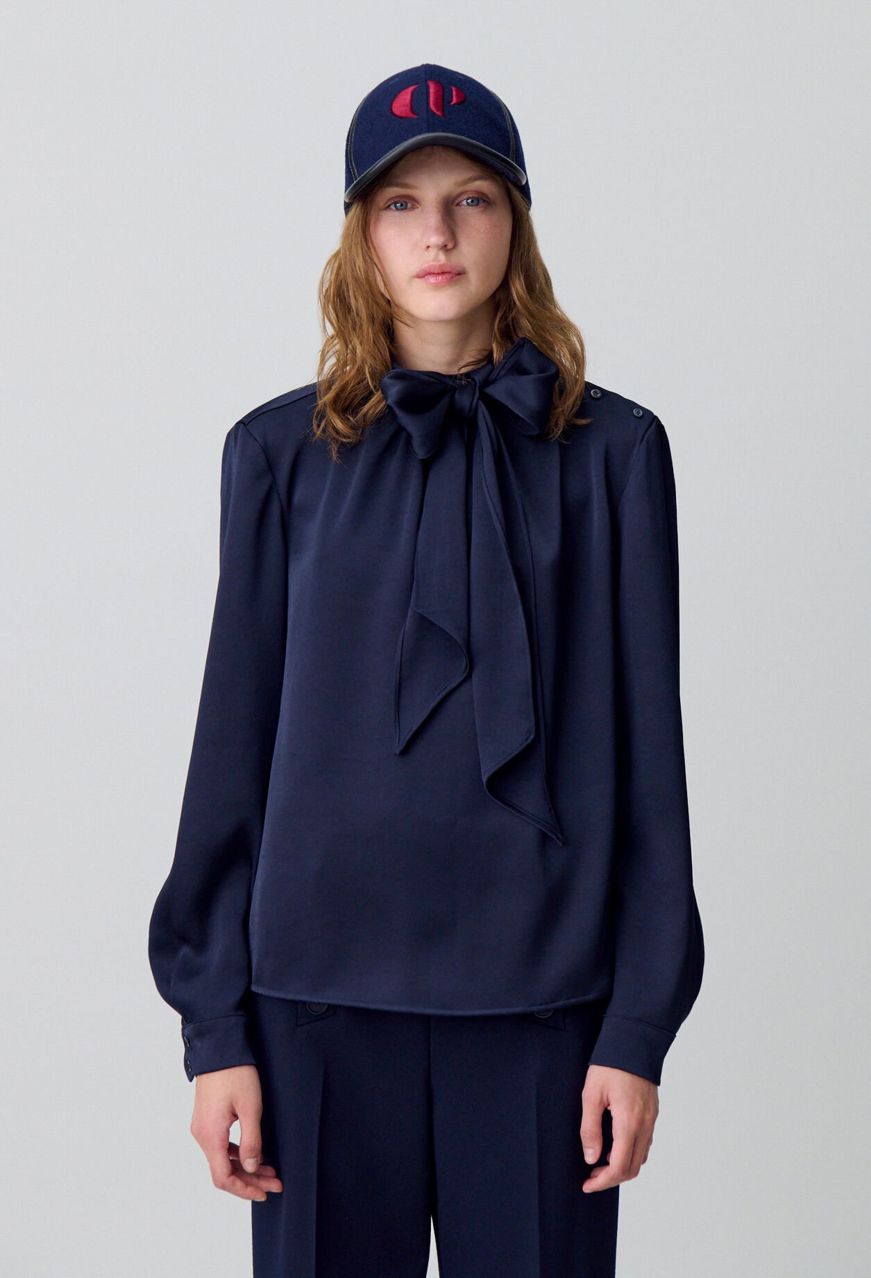 Blusa fluida con cuello lazada