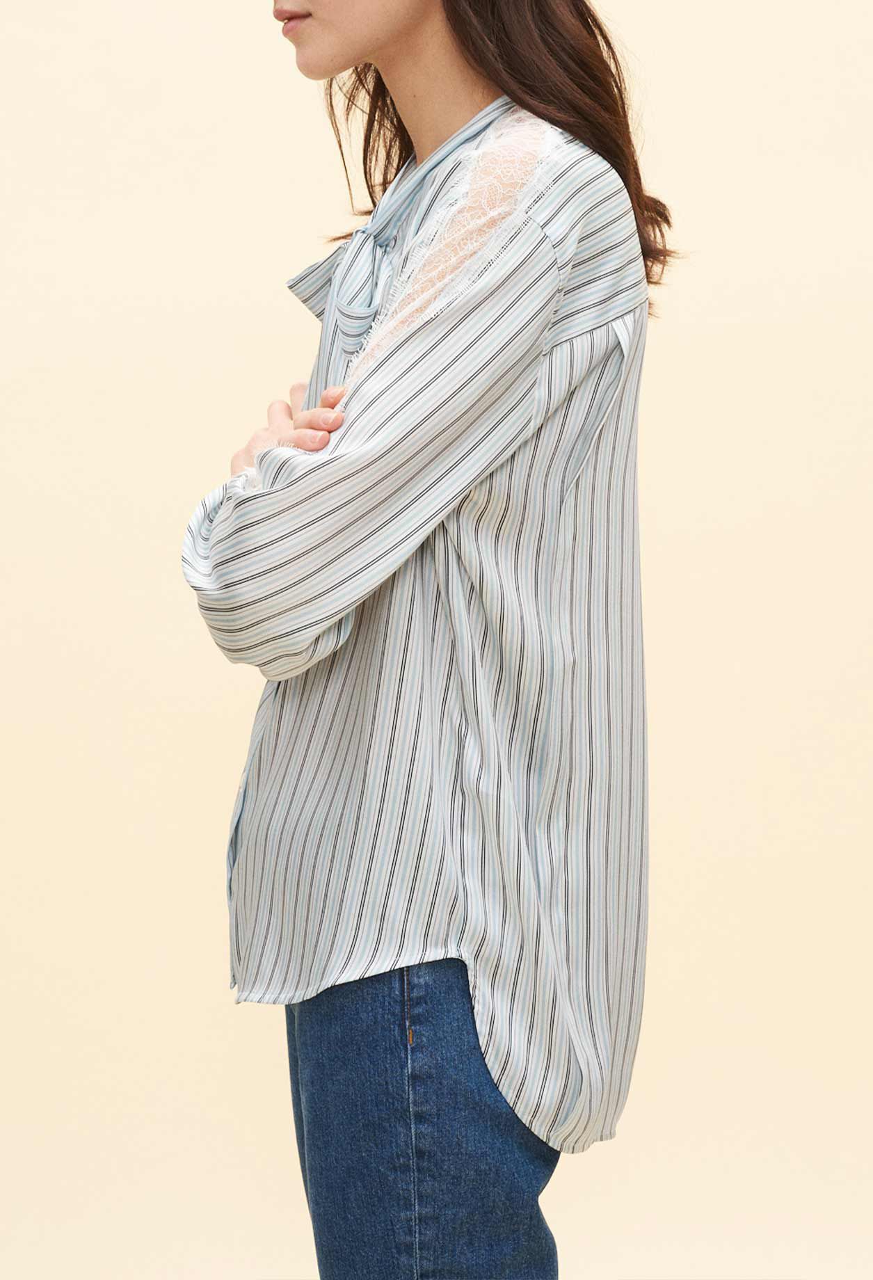 Camisa con cuello chalina