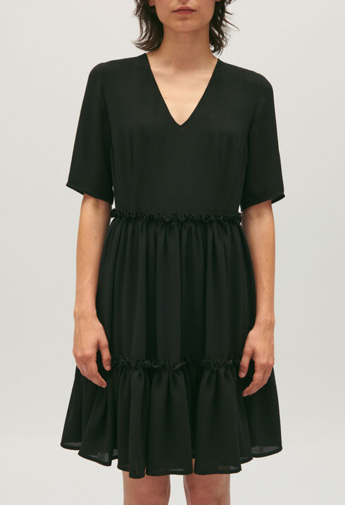 Vestido corto negro de volantes