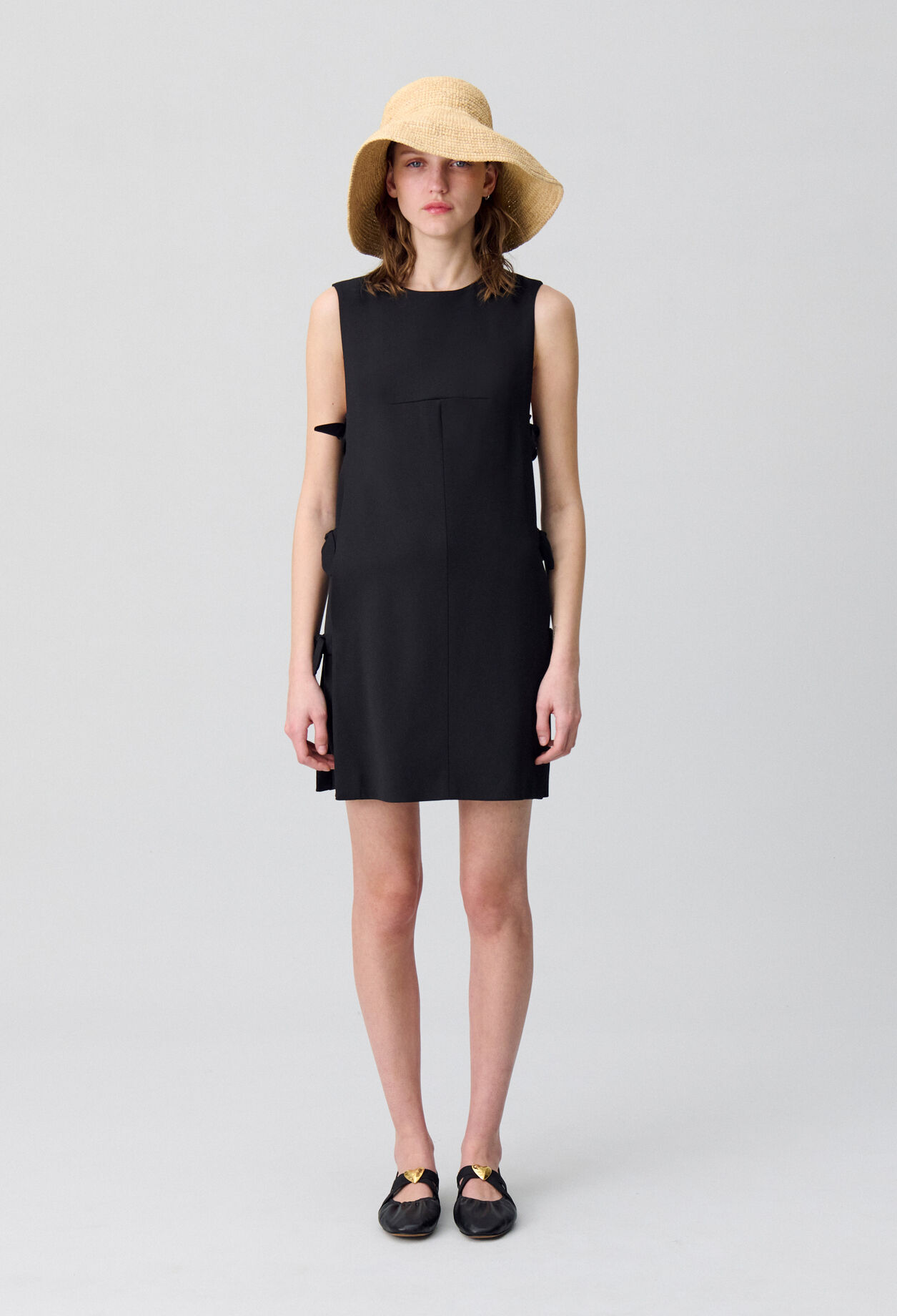 Vestido corto con lazos
