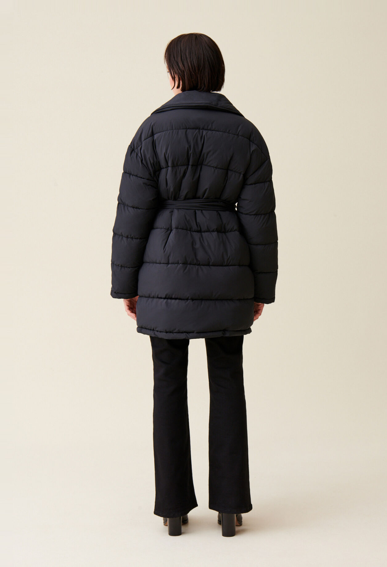 Chaqueta cuello chal con cintur&oacute;n