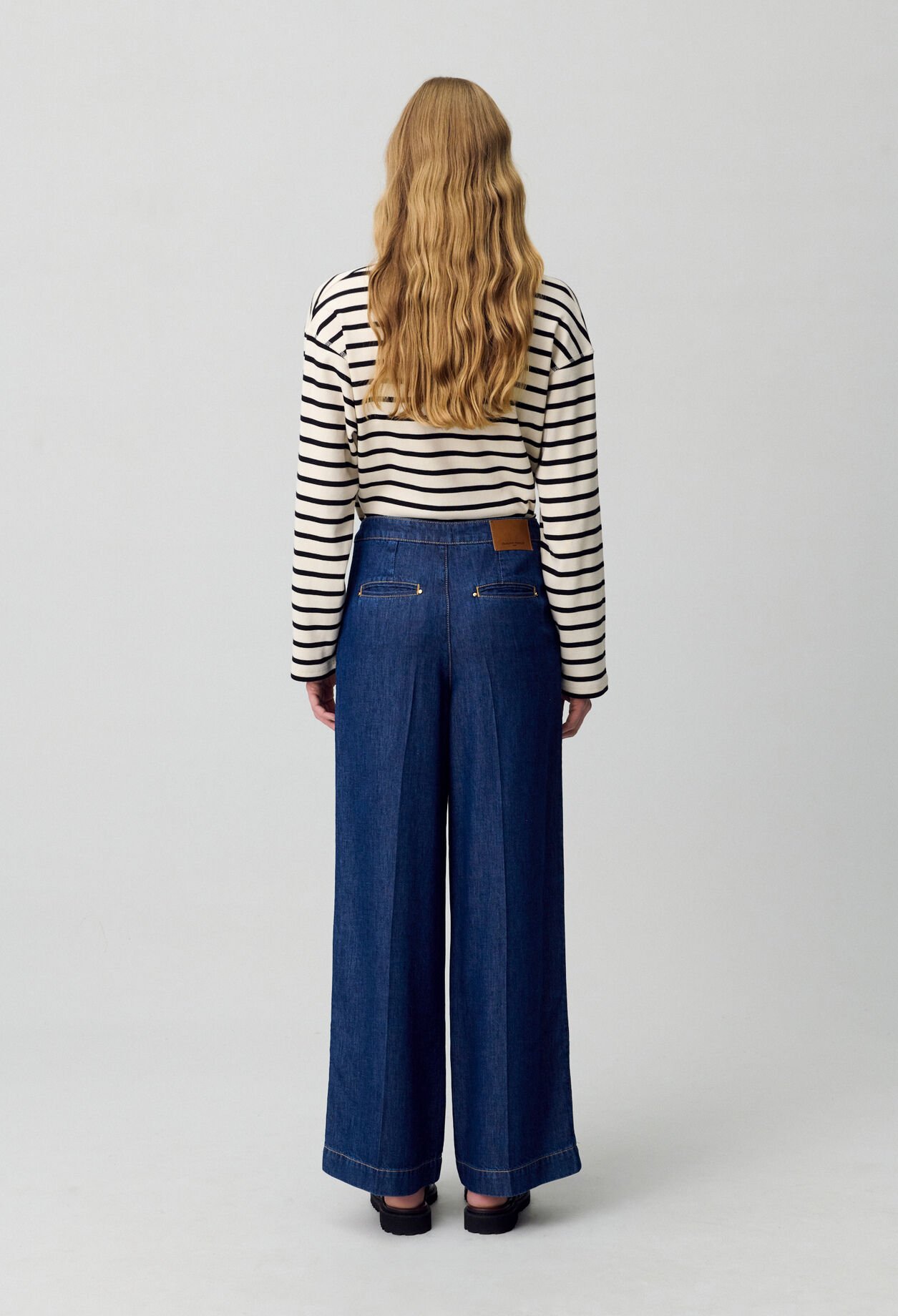 Pantalón vaquero ancho con botones