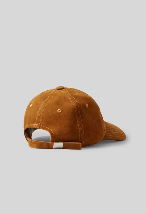 Gorra con monograma bordado CP en cuero