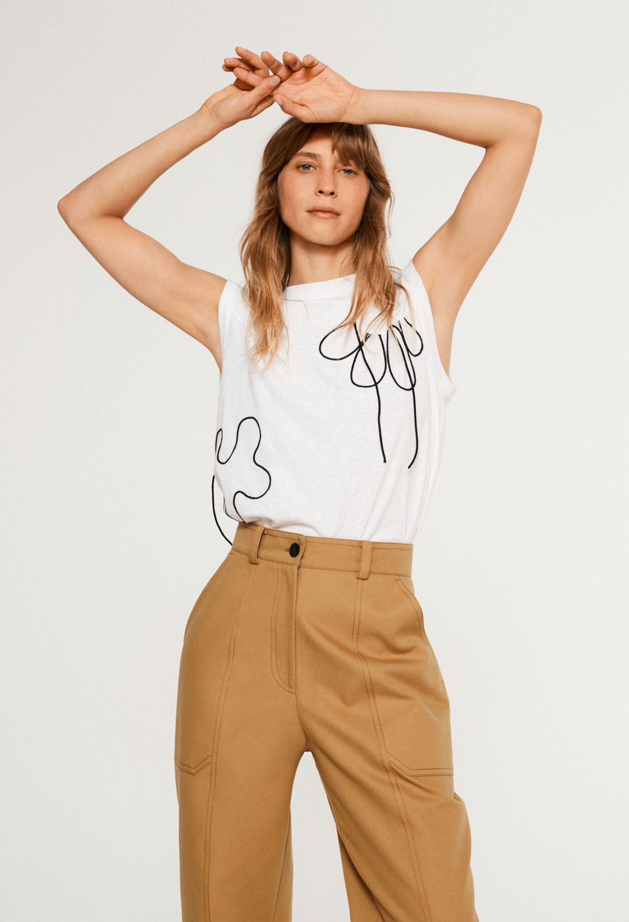 Camiseta bordada de algodón orgánico.
