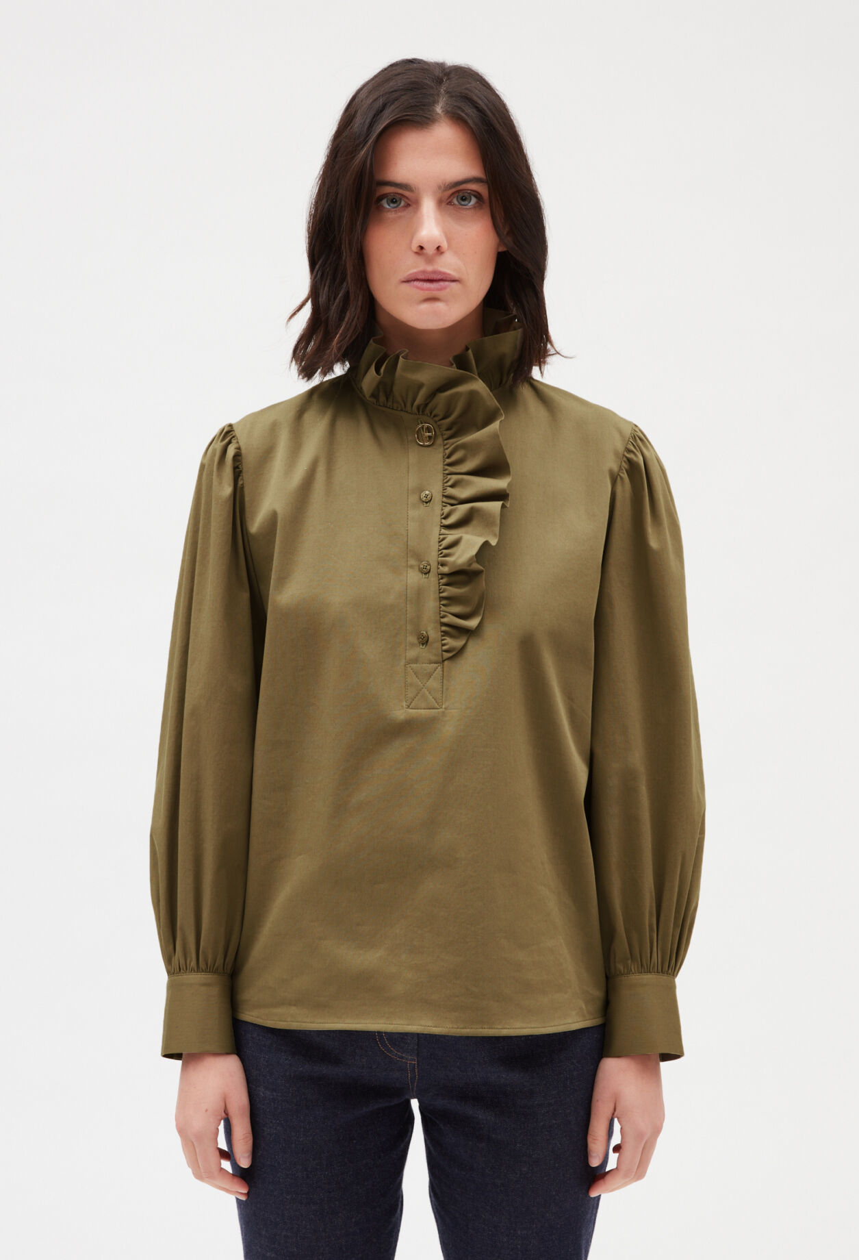 Blusa con volantes en caqui