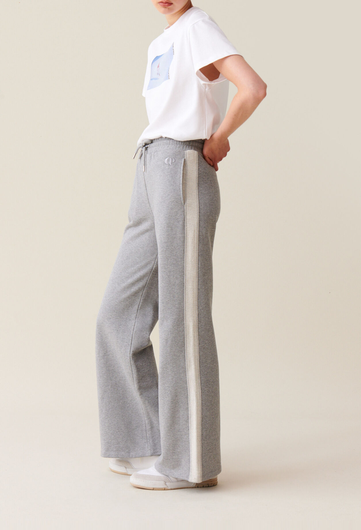 Pantal&oacute;n gris contrastado y c&oacute;modo