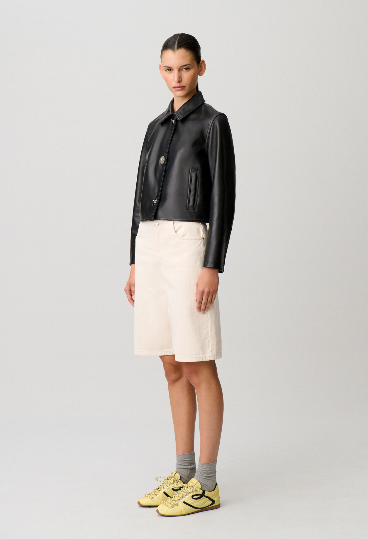 Chaqueta corta de cuero negro