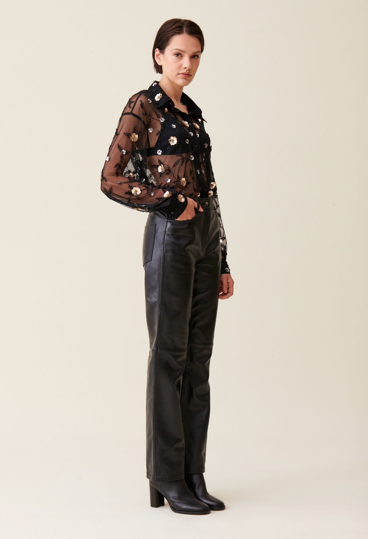 Blusa negra bordada transparente
