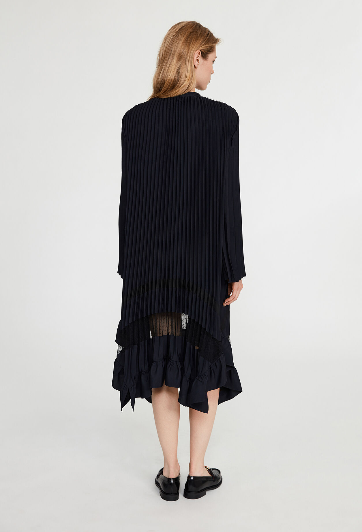 Vestido plisado con volantes