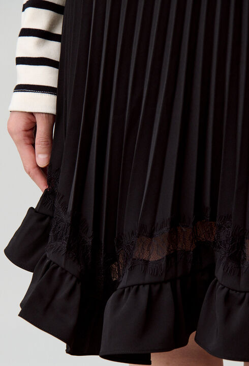 Falda asimétrica de encaje