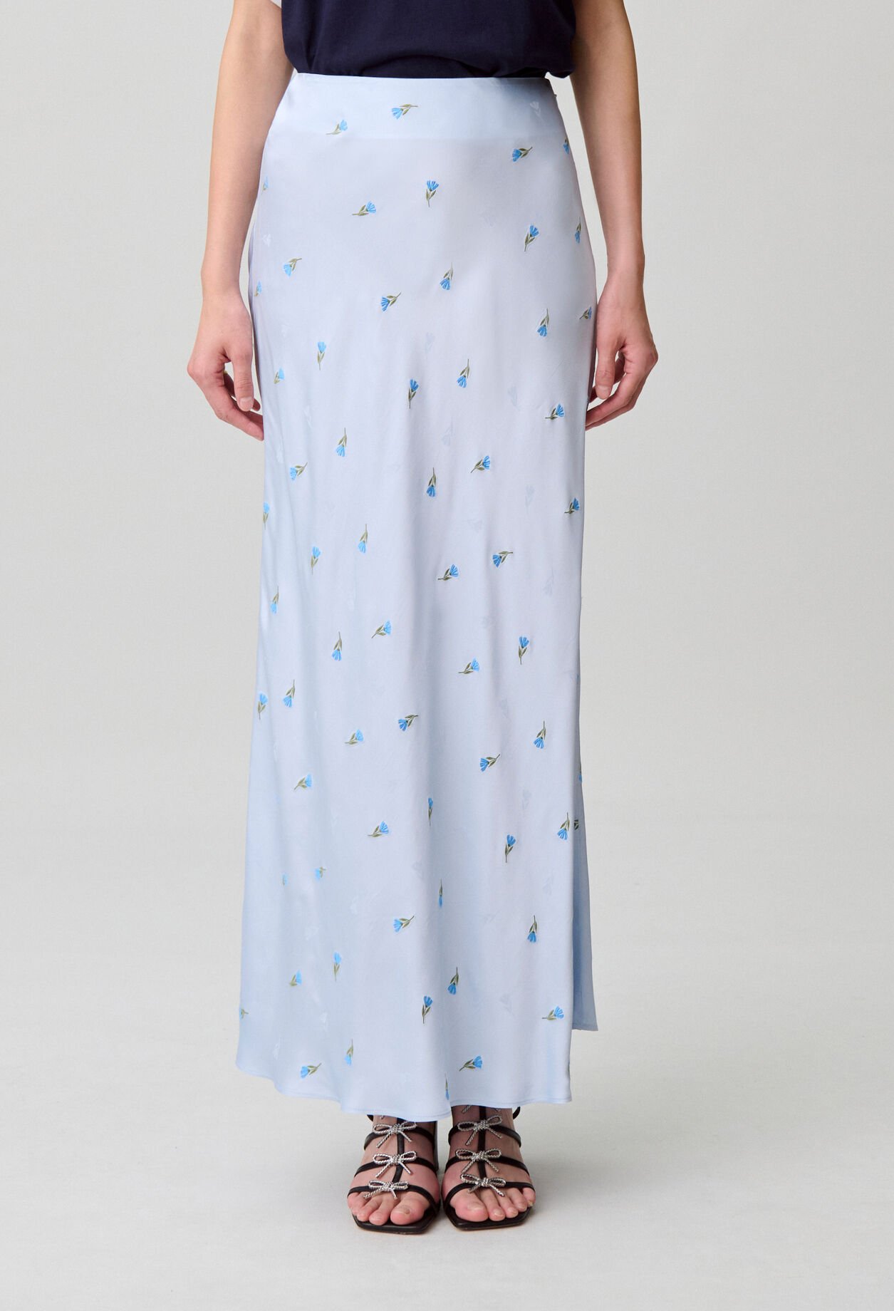 Falda satinada de flores