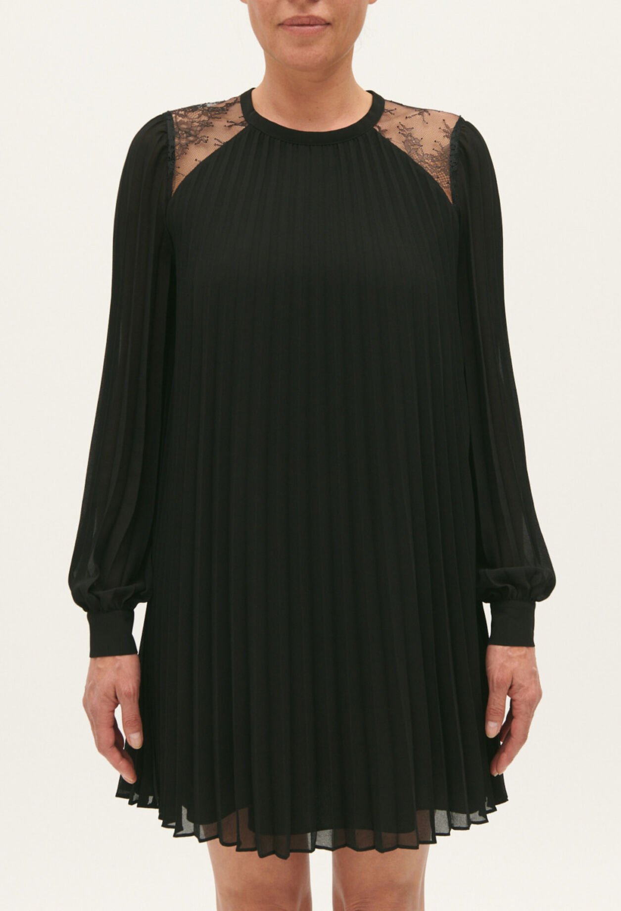 Vestido corto plisado negro