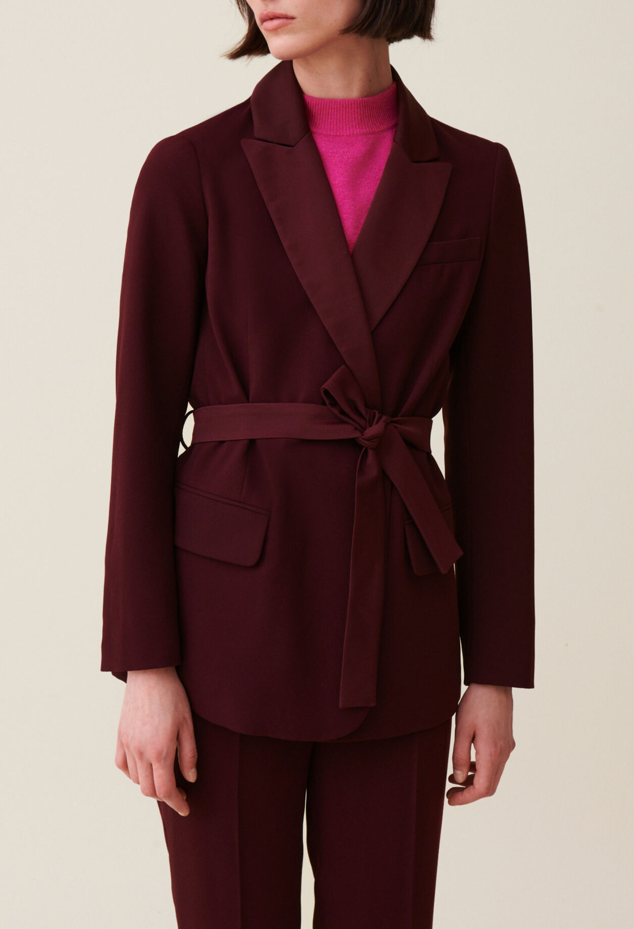 Chaqueta de traje con cintur&oacute;n