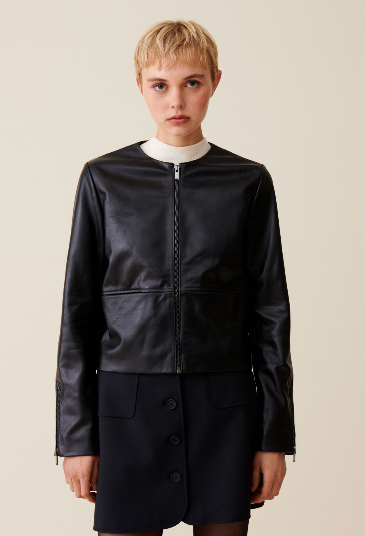 Chaqueta corta de cuero cuello redondo