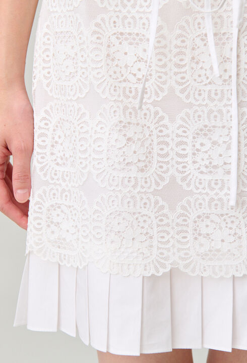 Falda corta de encaje