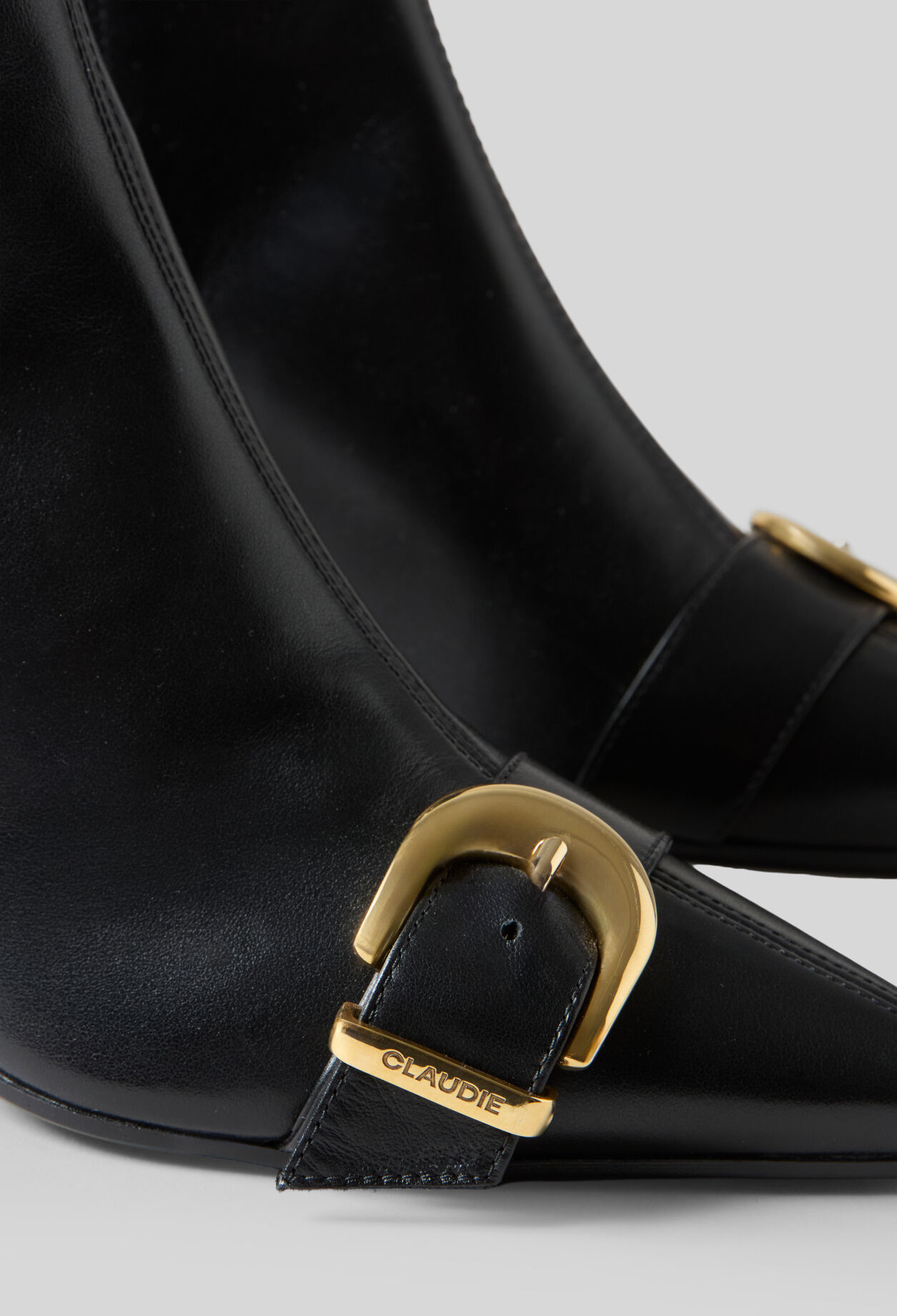 Botines de piel con hebilla dorada