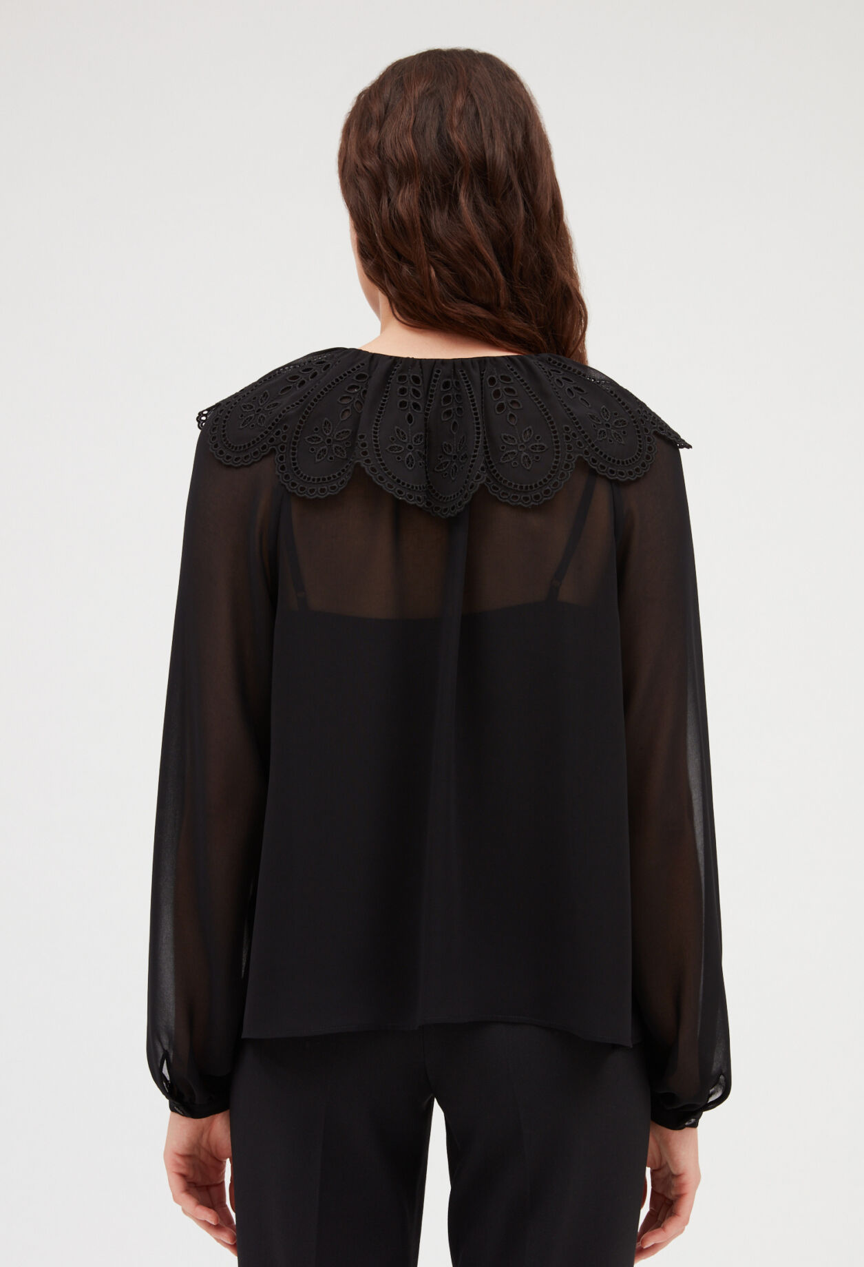 Blusa negra con cuello ancho