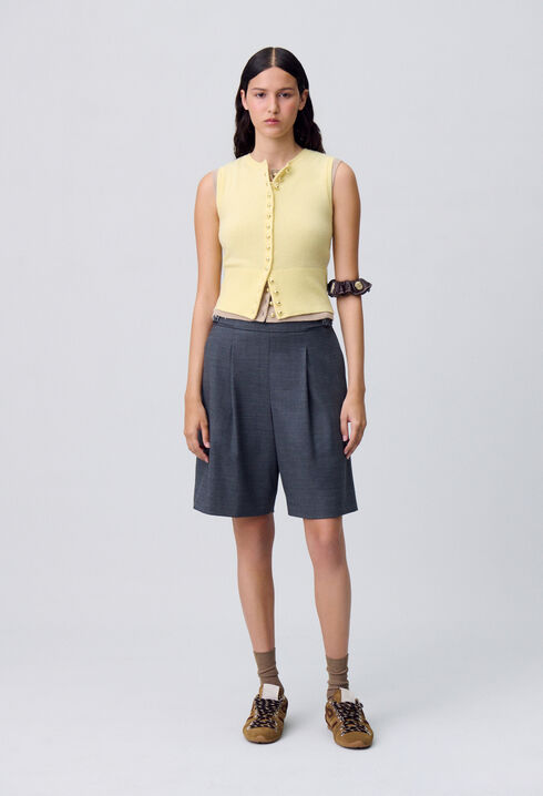 Bermudas cortos con pliegues
