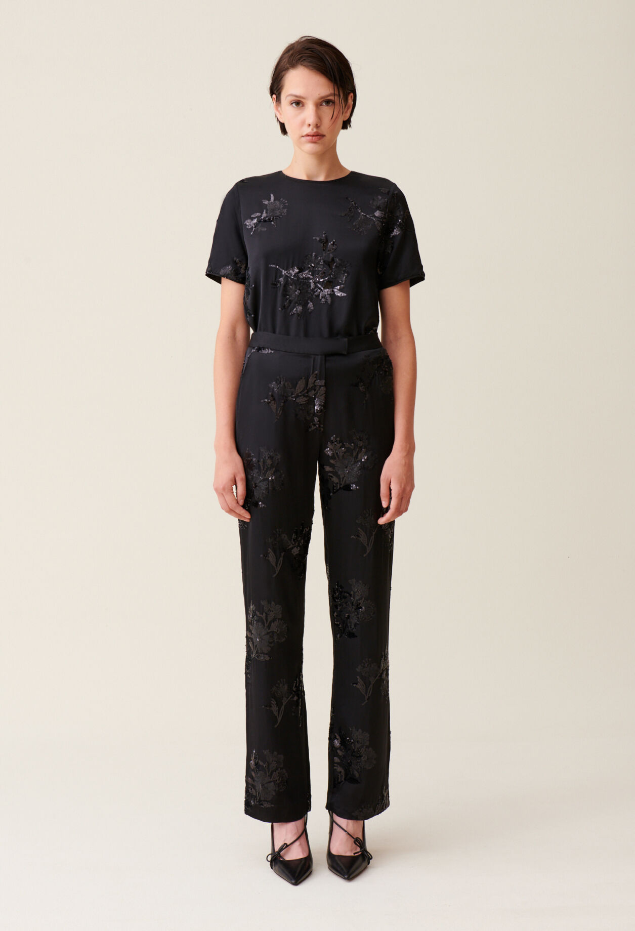 Pantalón negro lentejuelas bordadas