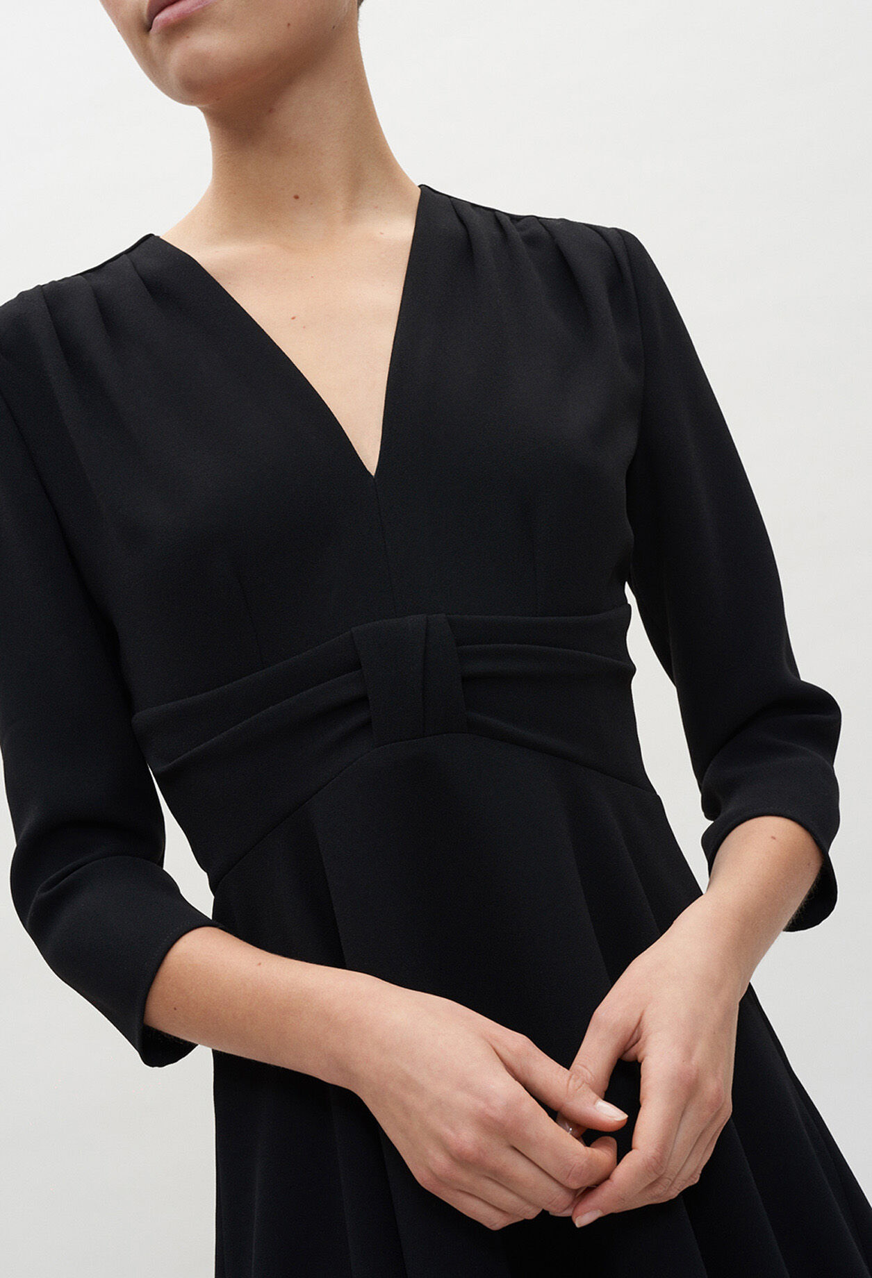 Vestido negro acampanado