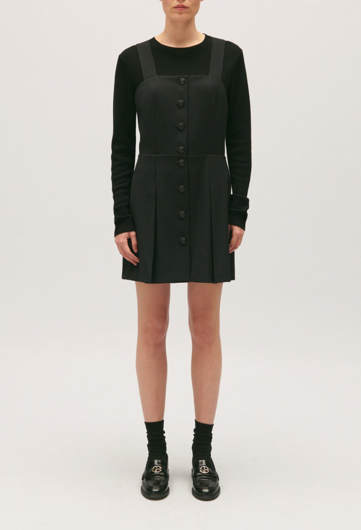 Vestido negro corto de tirantes