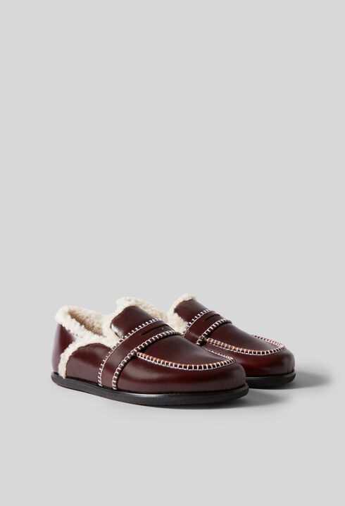 Mules de cuero con forro cálido.