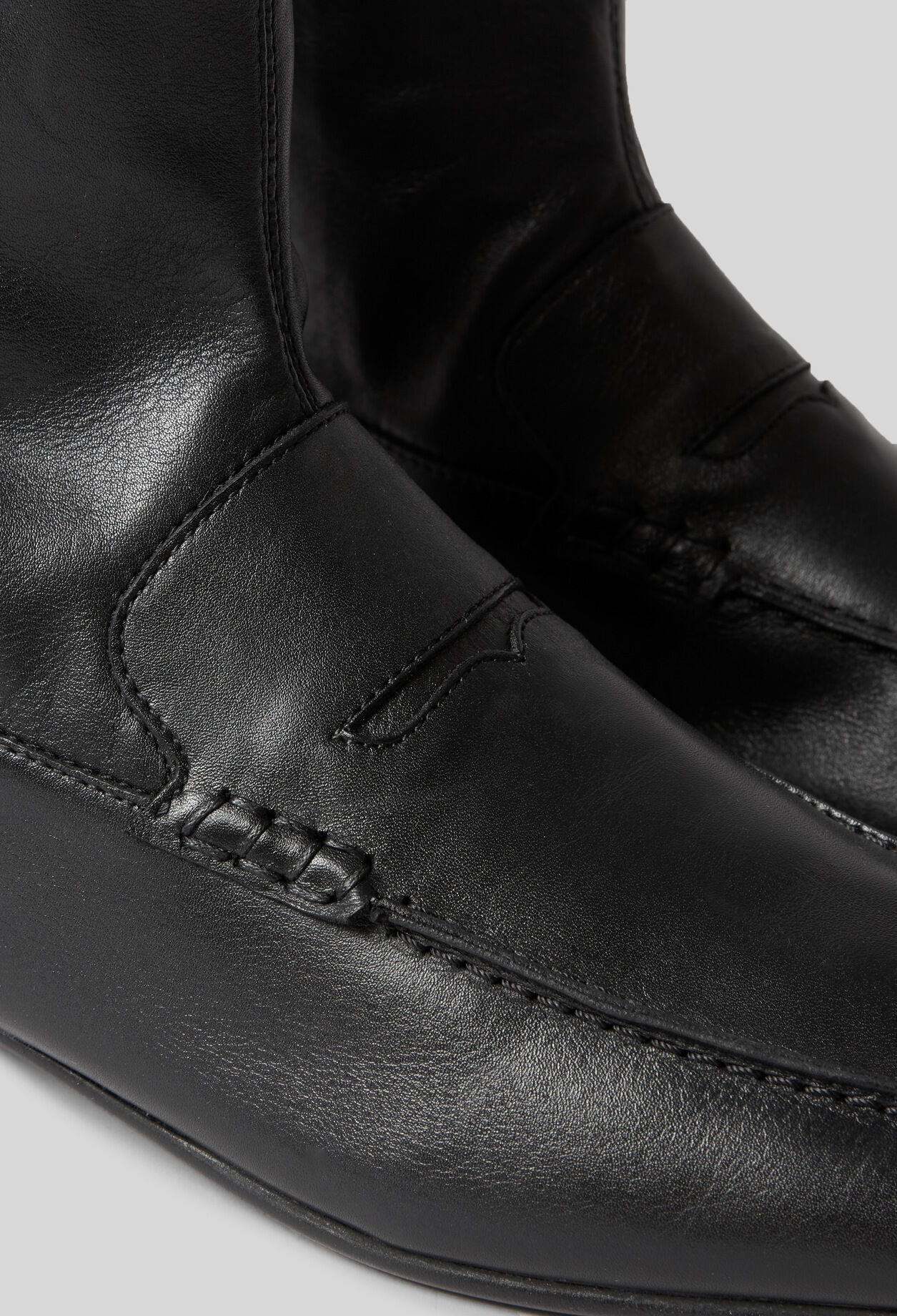 Botines de cuero estilo mocasín